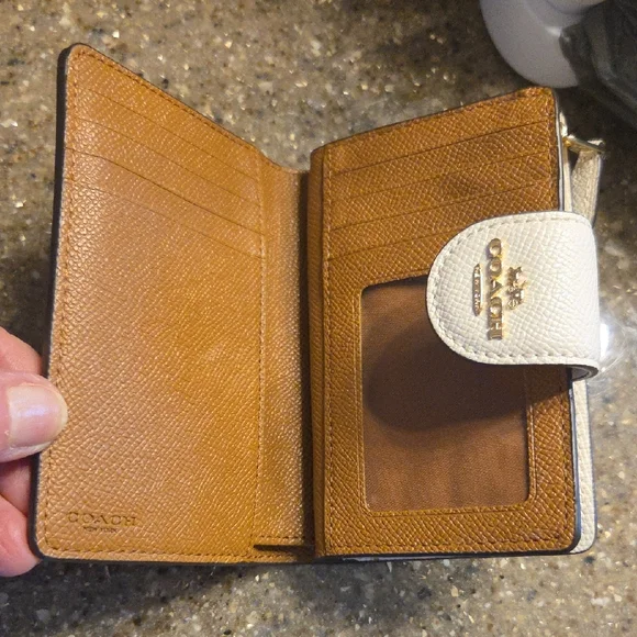 COACH Ivory Pebbled Wallet NEW WITHOUT TAGS - Picture 4 of 7